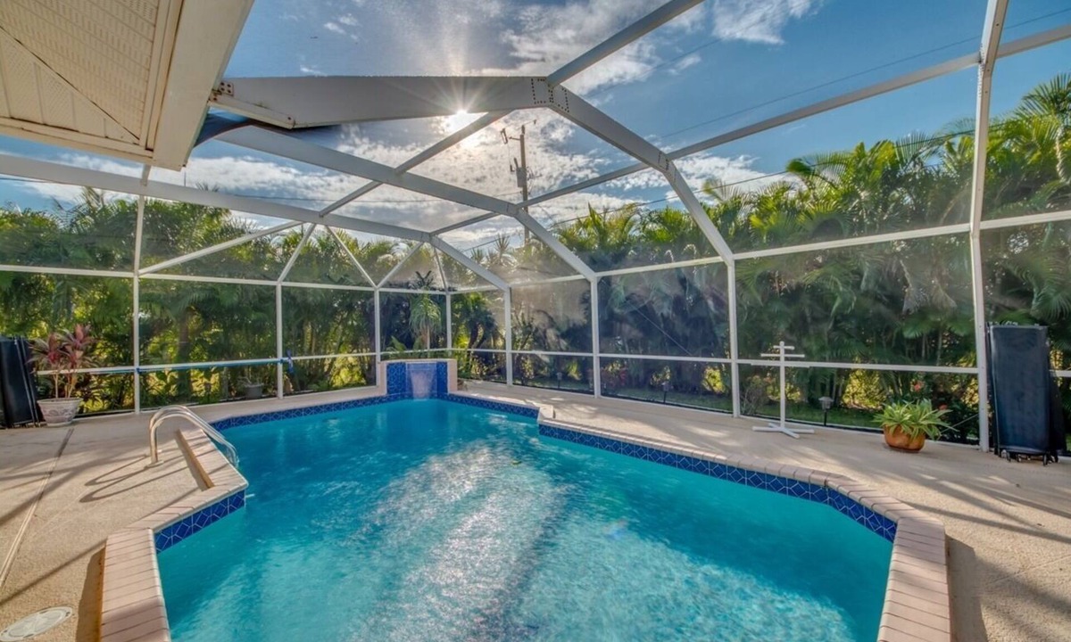 Pelican Villa | Family-Friendly Pool Retreat for You & Your Fur Baby | Villa Hideaway – Roelens Vacations