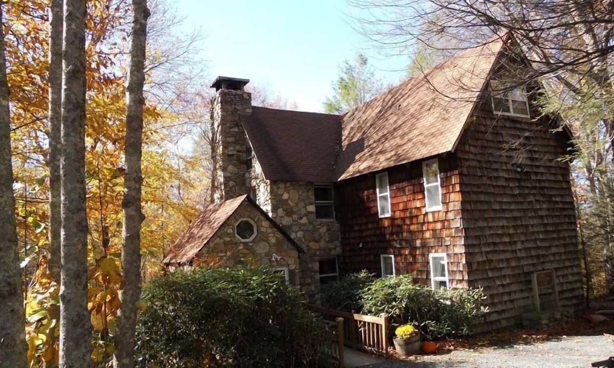 Charter Hills House | FIELDSTONE AND LOG HOME ON BEECH. Ski season dates available at 2024 prices!