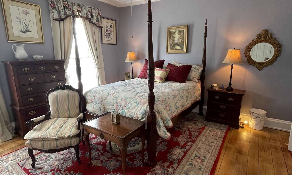 Cynthiana Apartment | Formal & Friendly 2nd Floor Studio Apartment in Historic 1811 Row House