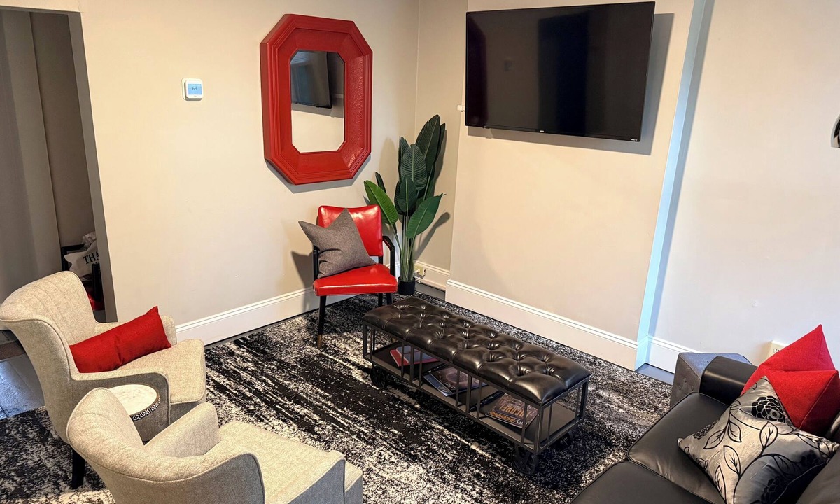 University District Apartment | Four-Bedroom Victorian Getaway, Walkable to OSU, Short North & Arena District.