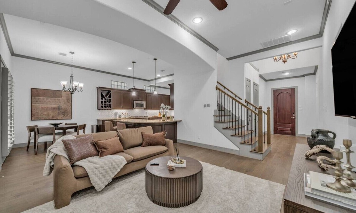 Grogan's Mill House | Gated Luxury Haven with Pool - The Woodlands, TX