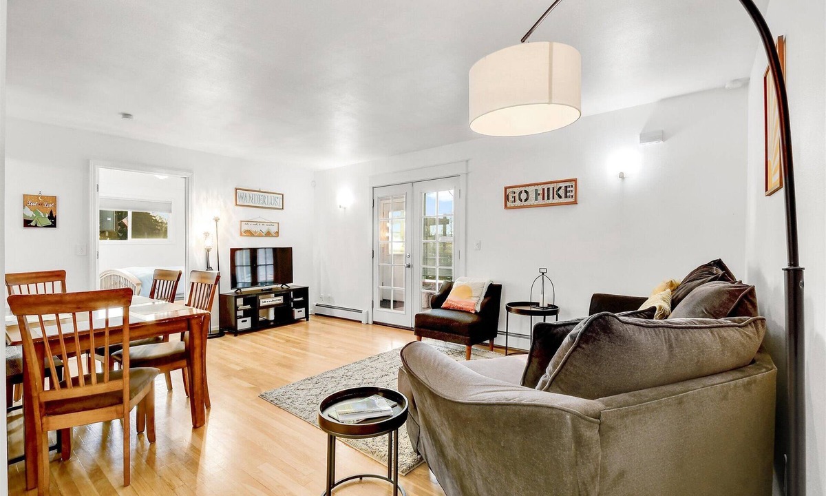 University Area House | Generational Home w/Separate Spaces 1King 2Queen, Neighbors to Prov & ANMC.