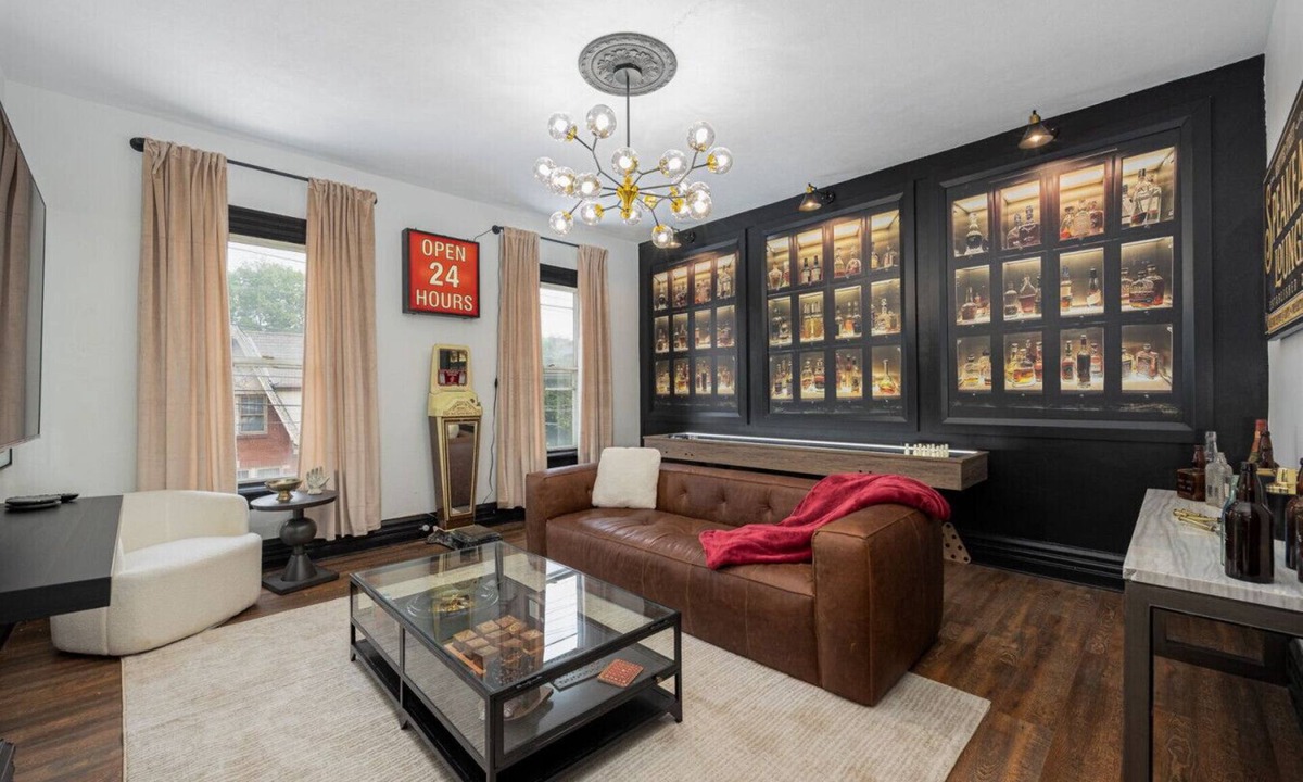 Downtown Columbus Apartment | German Village Speakeasy | Private Balcony