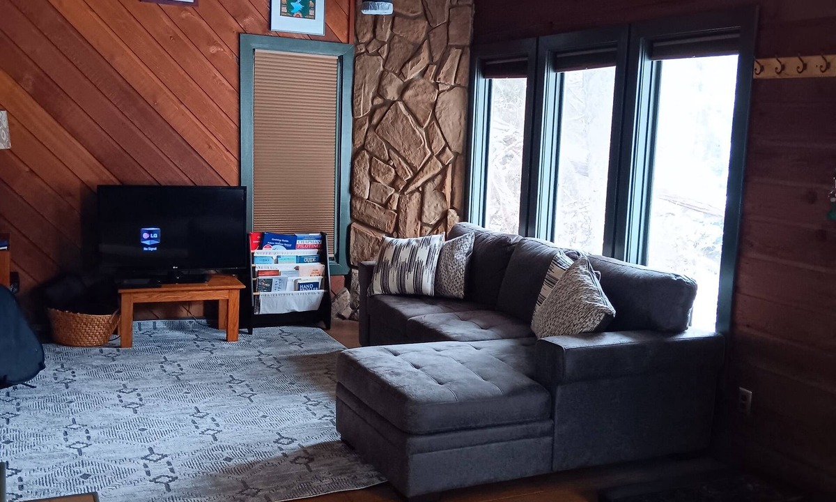 Alyeska Cabin | Girdwood ski cabin. Wild Iris Chalet .5 miles from daylodge.