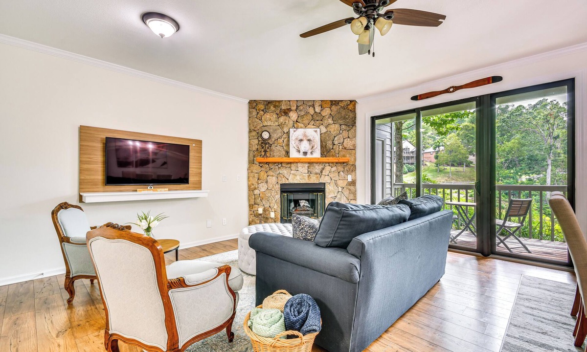 Mountain Air Condo | Golfer's Oasis! Mtn Cabin w/Balcony in Burnsville