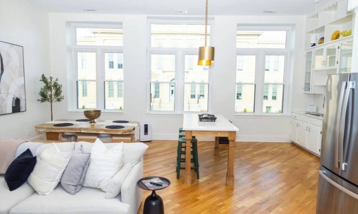 Springfield Apartment | GOOD HABIT Spacious 4-bedroom loft apartment on the square in Springfield, TN