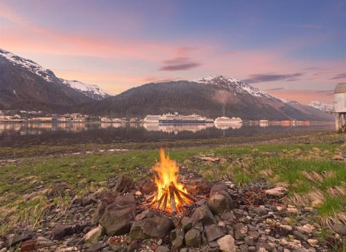 West Juneau House | Group Getaway Oceanfront w Private Rocky Beach