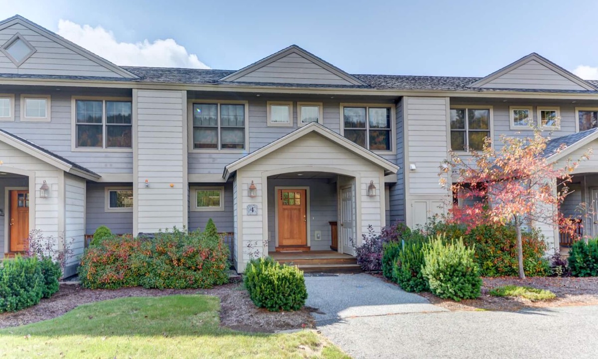 Carroll House | H4 Bretton Woods condo-AC, Hot Tub, near skiing & Mt Wash Hotel, ski slopes views, dog friendly!