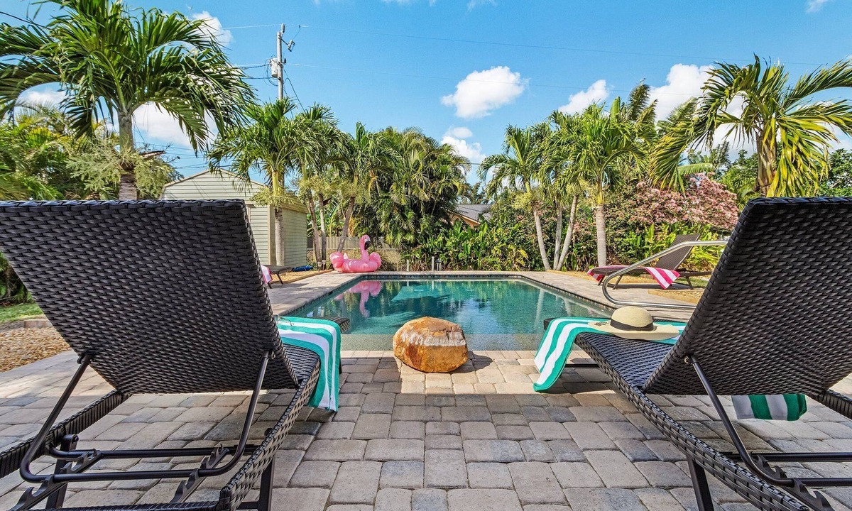 Trafalgar House | Heated Pool, Family Friendly, Outdoor Lounge - Shore Beats Working - Roelens