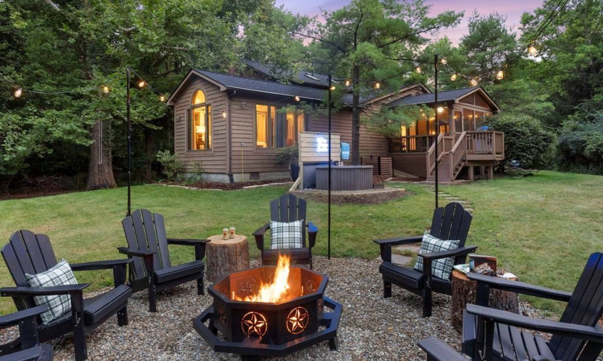 Westerville House | ★Heritage Hideaway★ Hot Tub & Game Room ★ 4 King Beds & 5 Bunks★ Sleeps 14