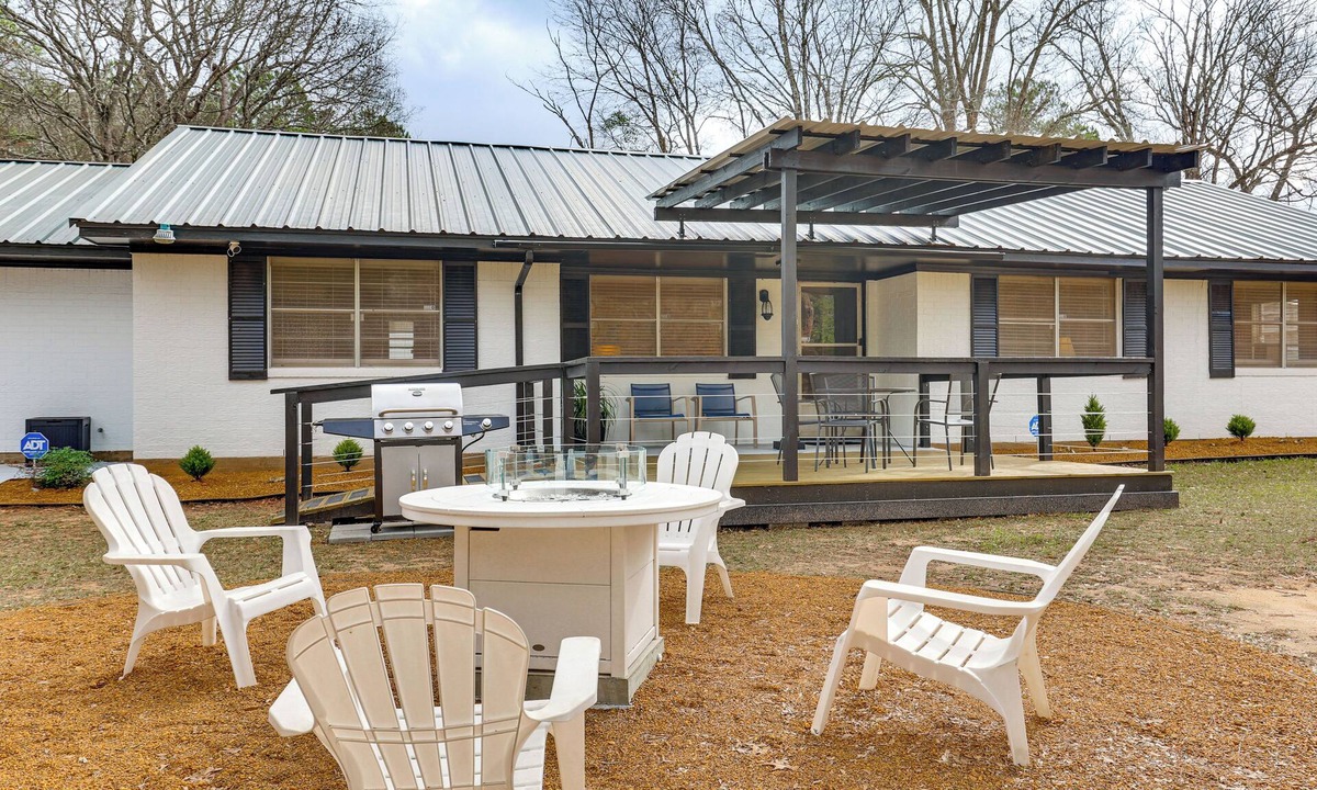 Kennard House | Hike, Fish & Swim: Nat'l Forest Home in Crockett