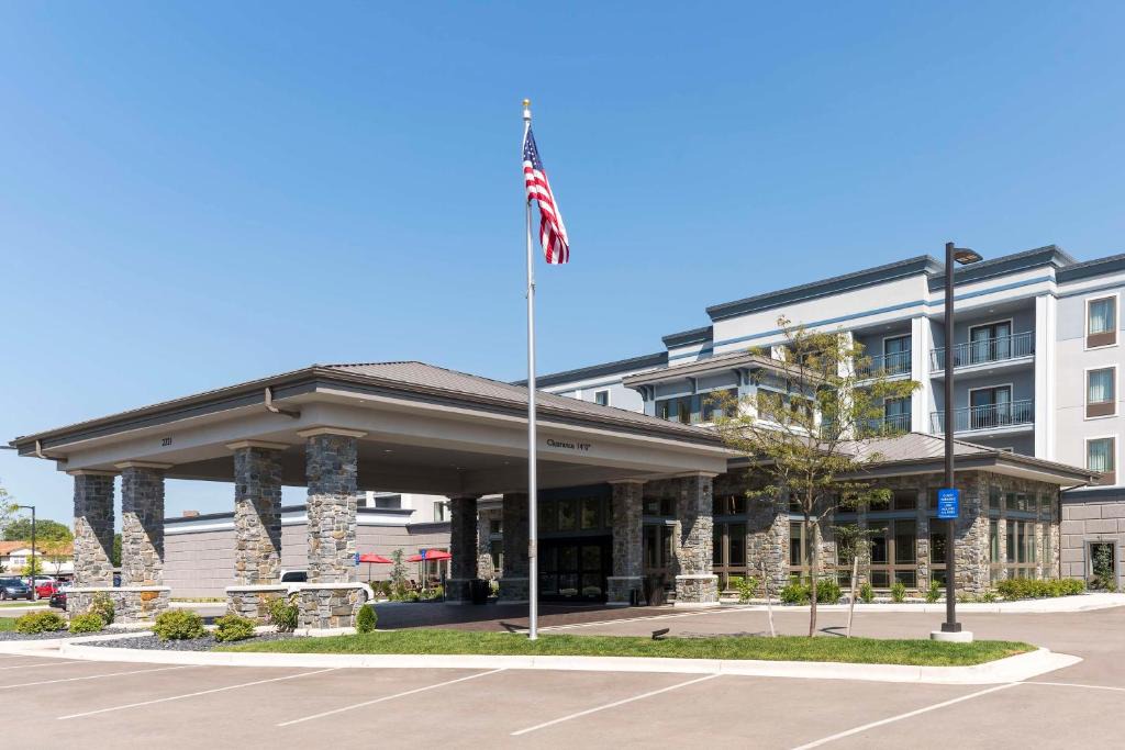 East Beltline Hotel | Hilton Garden Inn Grand Rapids East