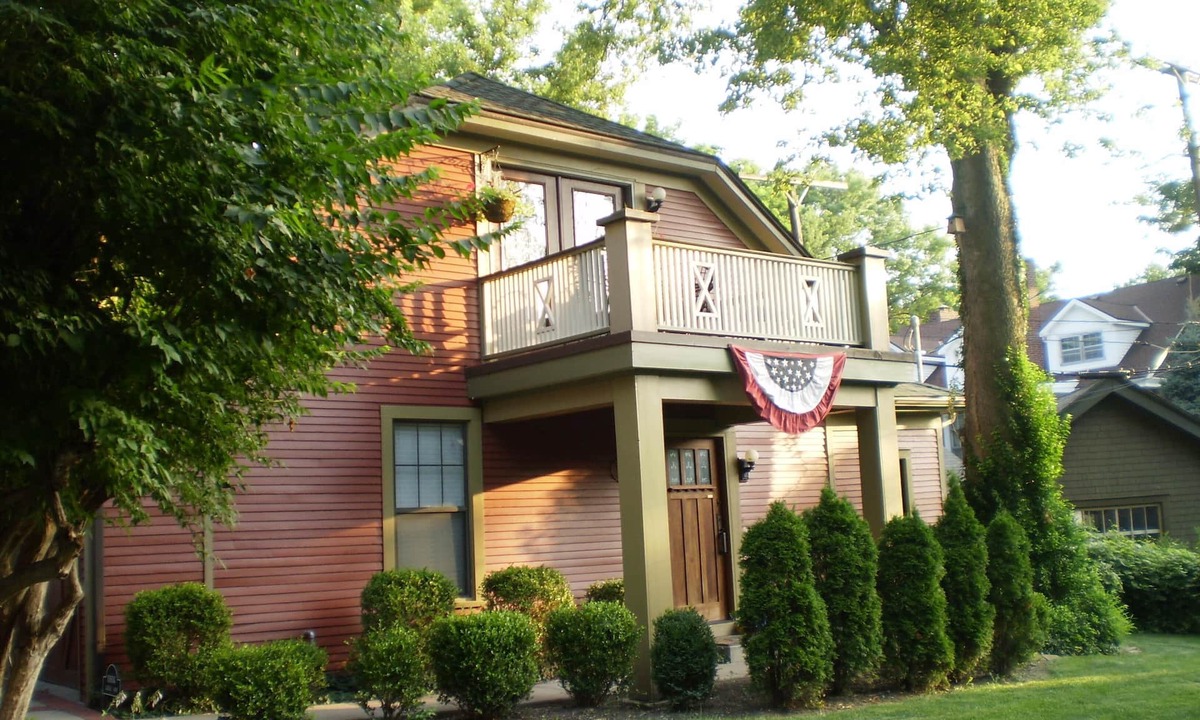 Central Hyde Park Cottage | Historic CarHse 2 BR/2 Bath Luxury Apt-CLOSE to PubTrnsp,Garg&Off-StrtPrk-EVChgr