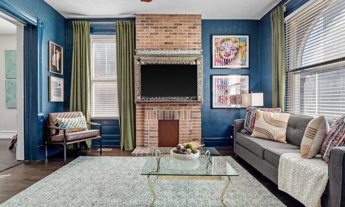 Shaw Apartment | Historic Shaw Home Sleeps 14 Near Zoo & Arch
