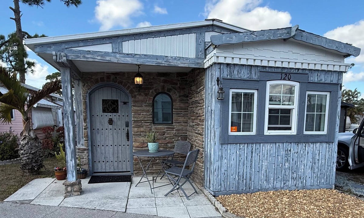 Jacarandas House | Hobbit Tiny House - Southwest Florida