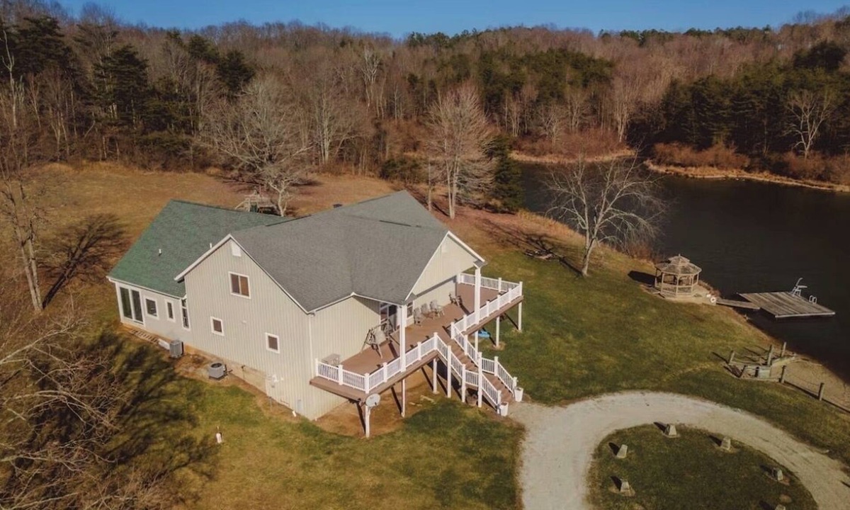 New Plymouth Cabin | Hocking Hills Lodge w/hottub,10acre lake, with Basketball & Pickleball court