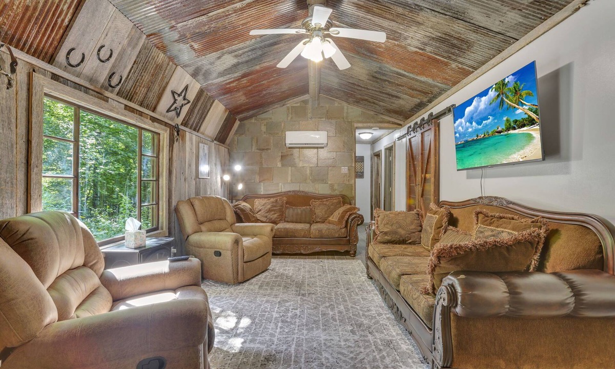 Lancaster Cabin | Hocking Hills/Romantic Rustic Cabin Hot tub on screened porch