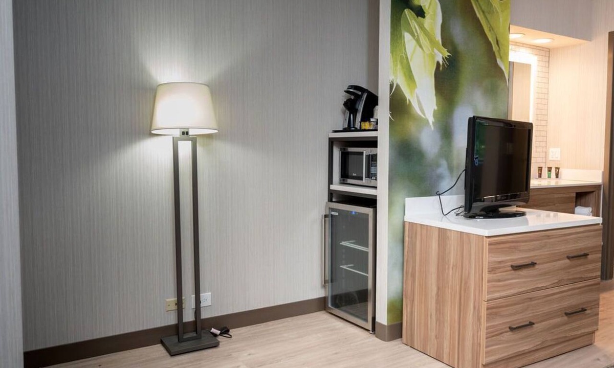 Mentor Hotel | Holiday Inn Express Mentor Banquet Center by IHG