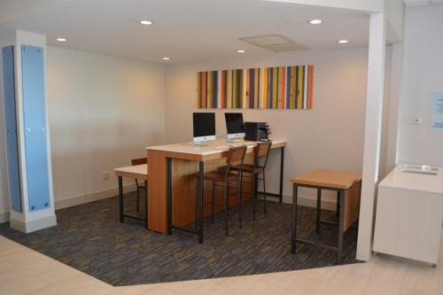 Waterville Hotel | Holiday Inn Express & Suites Waterville - North by IHG