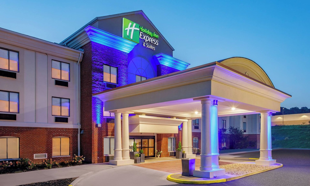 Lancaster Hotel | Holiday Inn Express & Suites Lancaster by IHG