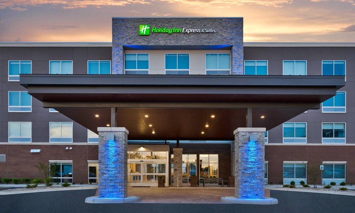 Grand Rapids Hotel | Holiday Inn Express & Suites Grand Rapids Airport - South by IHG