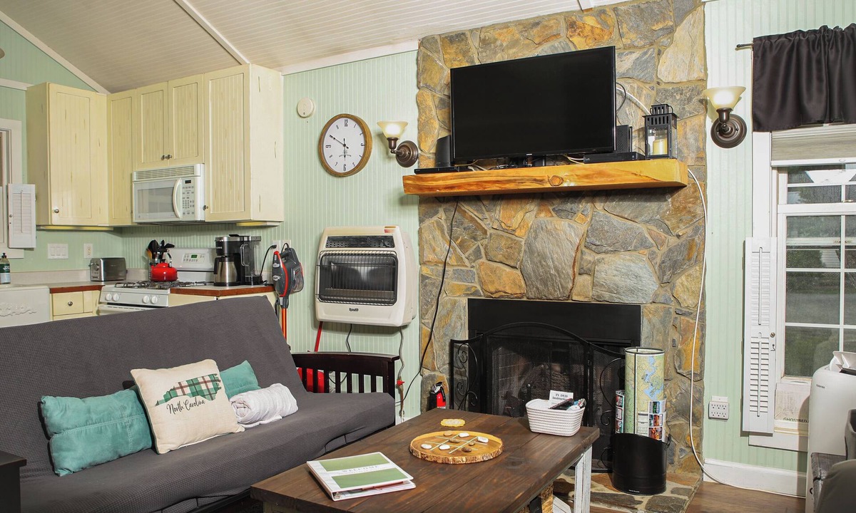 Altamont Cabin | Honeybear Hollow Cabin near Blue Ridge Parkway - pet-friendly