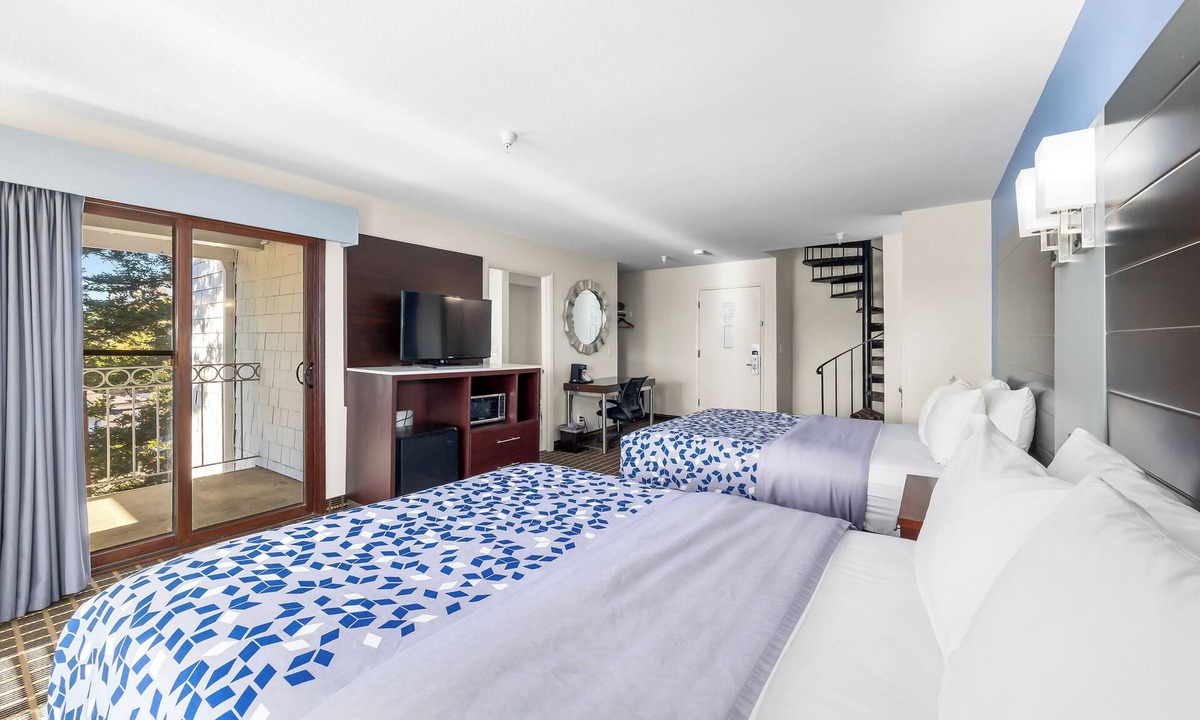 Westside Santa Cruz Hotel | Iconic Spiral Staircase 2BR Suite | 1 King + 2 Queens | Santa Cruz