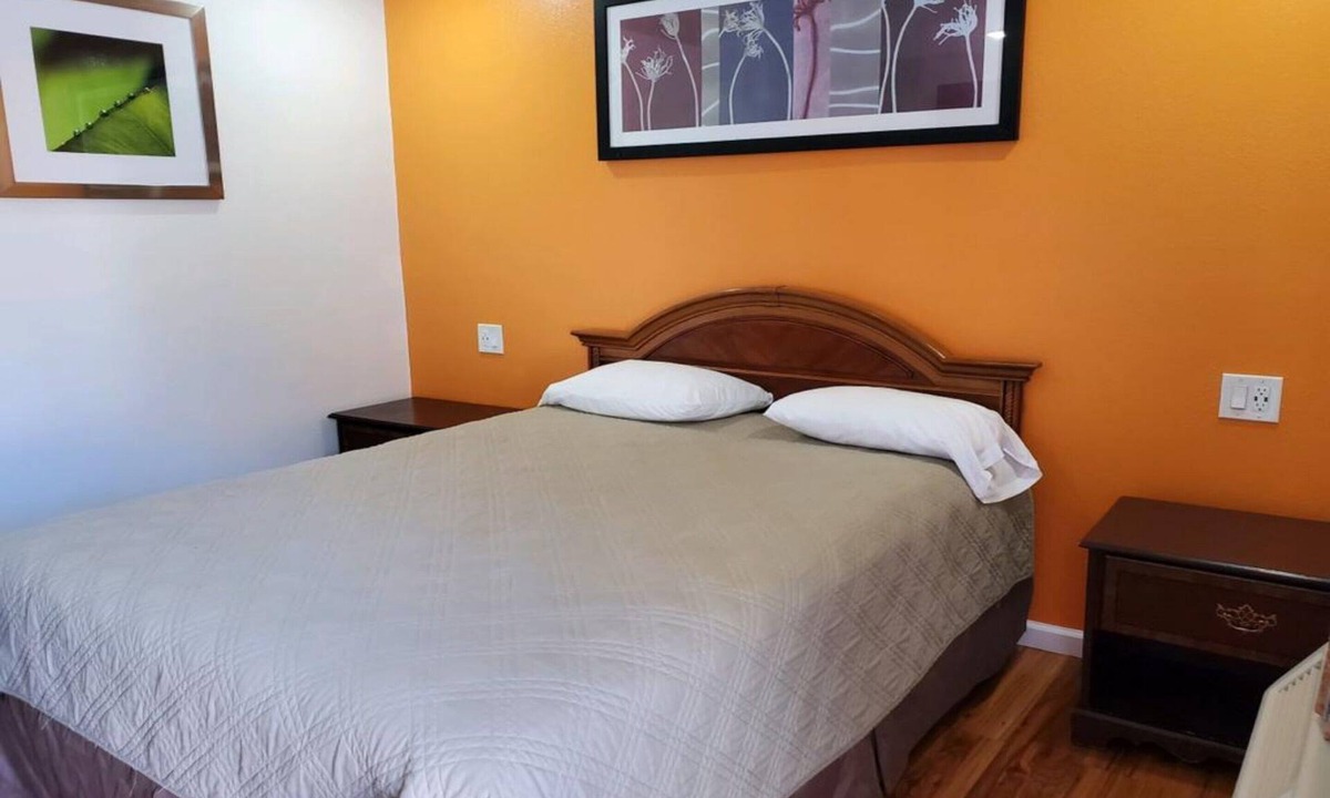 Oakland Hotel | Ideal Queen Room for Business Travelers Visiting Oakland Attractions