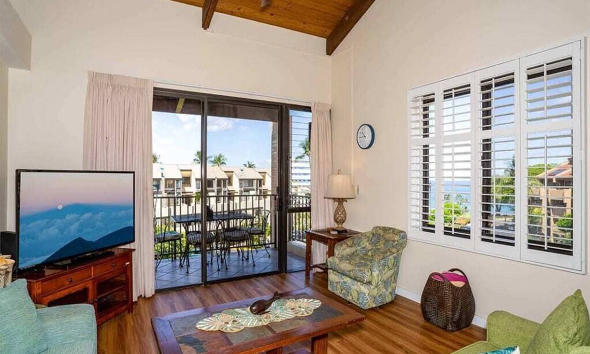 Kihei Condo | Island Chic w/Loft! AC, Lanai, Kitchen, WiFi, Flat Screens+Laundry–Kamaole Sands 9411