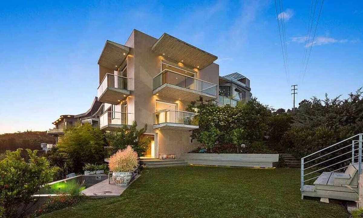 Hollywood Hills West House | Jetliner Views & Modern Elegance Above Sunset