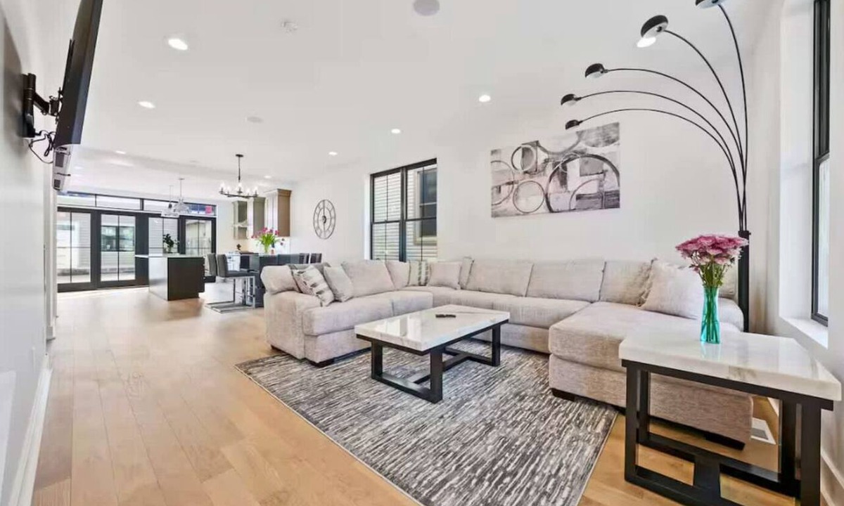 Italian Village Apartment | Jungle House Premier Residences – Downtown Columbus & Short North