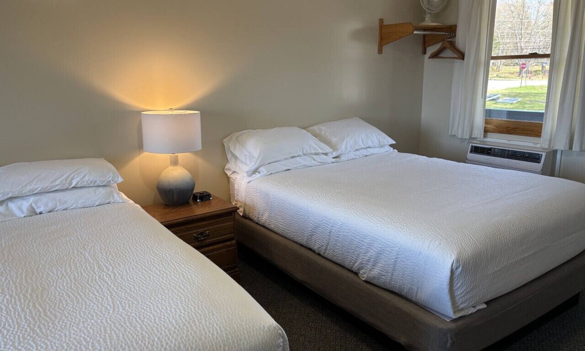 Greenville Junction Bed & Breakfast | Juniper Motel*Double Queen*RM23*Dock*ATV Access*Waterfront*Pet Friendly*Kayak/Boat Rentals