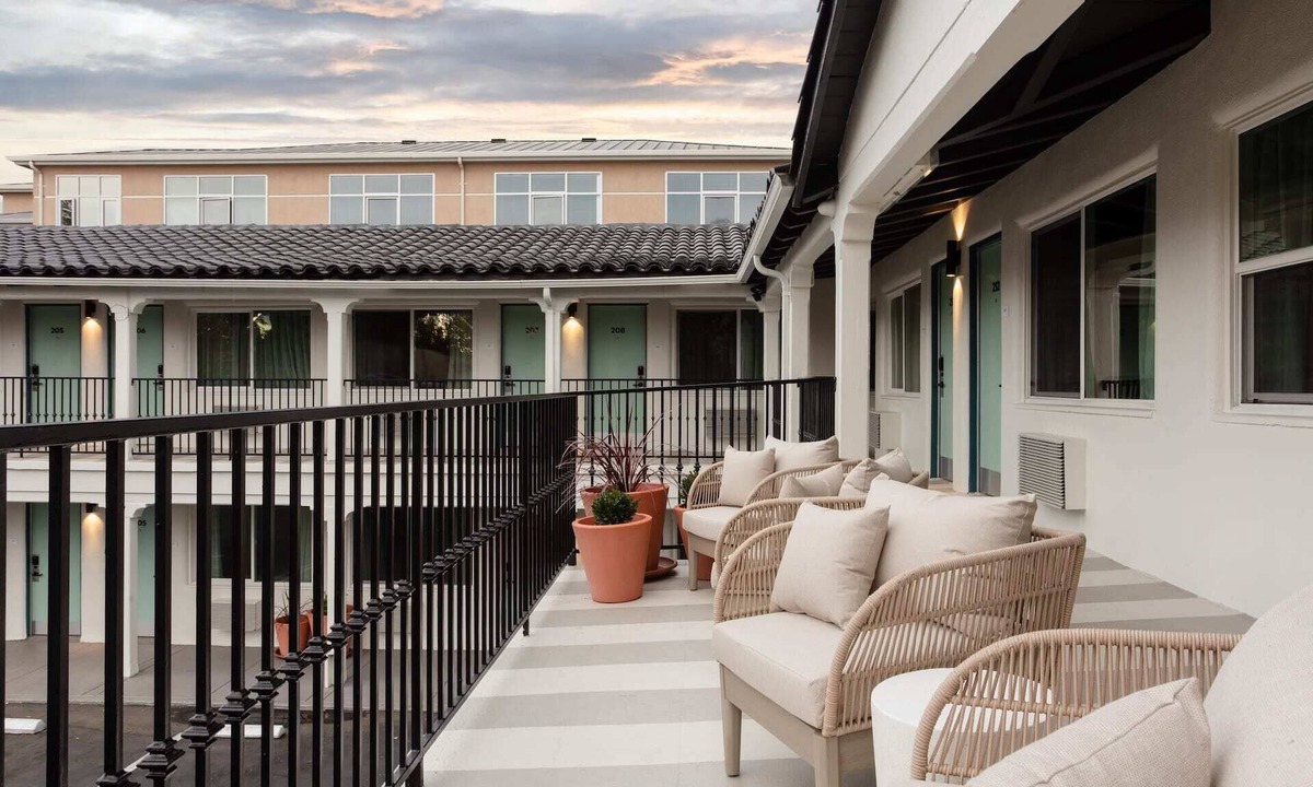 Ventura Apartment | Kasa Palo Alto | Spacious Room with Double Beds