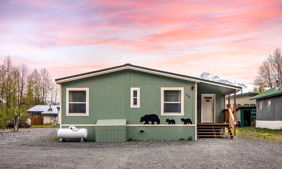 Valdez House | Klondike Cottage | 3 bed 2 bath