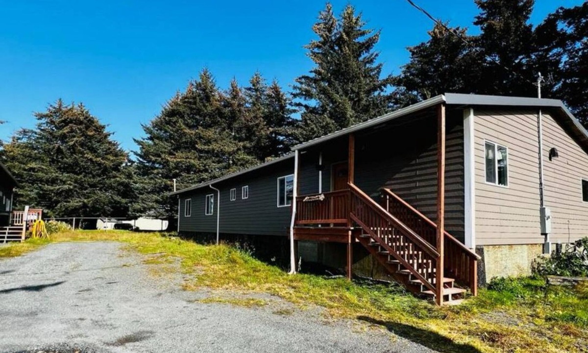 Chiniak Cabin | Kodiak Fishing-Hunting Lodge offers wilderness within driving distance to city