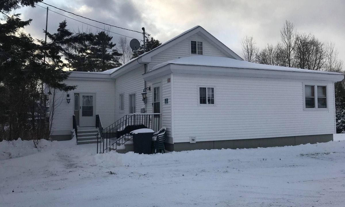 Sinclair House | L & R Lakeside Rentals- Sled/ATV & Fishing all within Footsteps of Long Lake