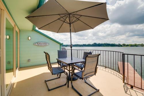 Seven Coves House | Lake Conroe Condo: Balcony, Views & Pool Access!