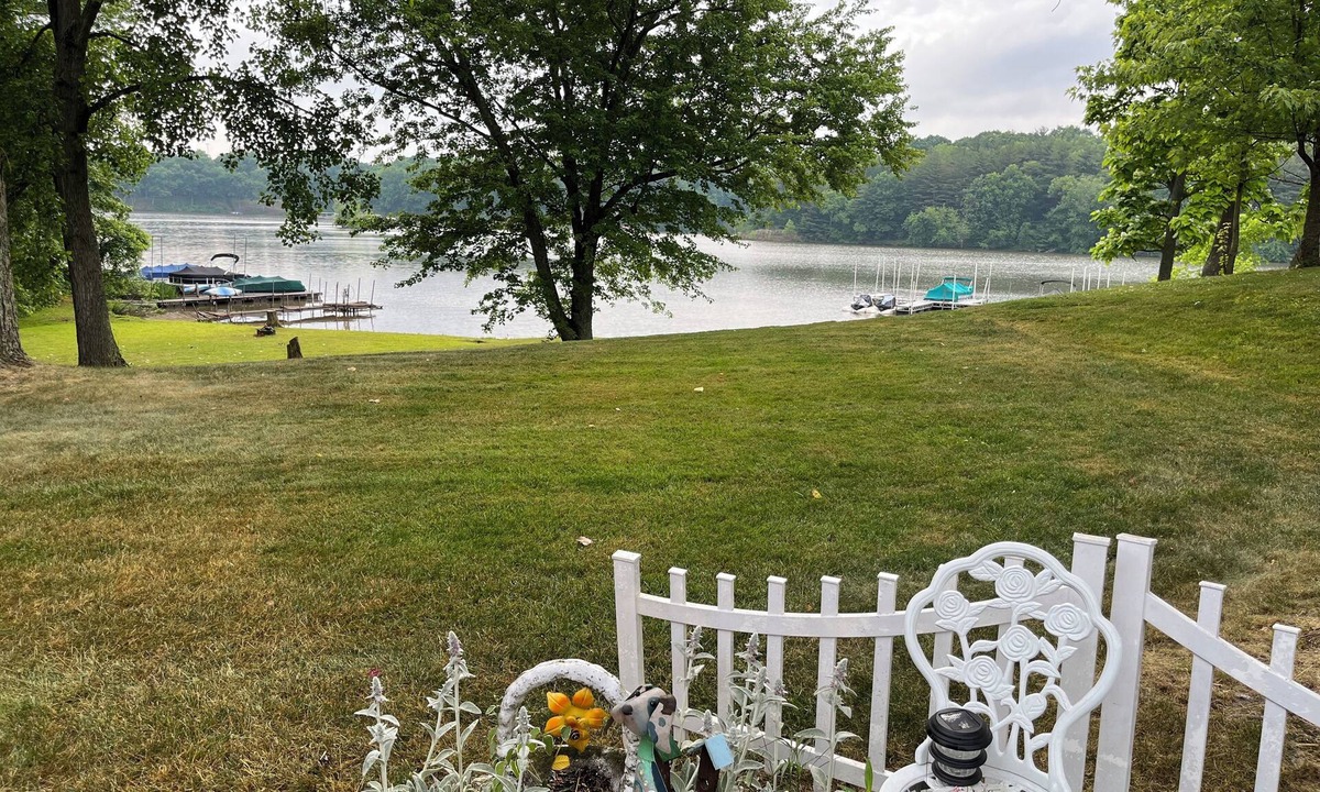 Senecaville Cabin | Lake Front Cabin on Seneca Lake. Come play in the lake. Sleeps 8, 5 beds