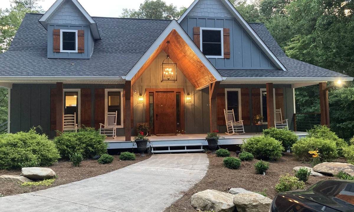 Blairsville House | Lake Front, Fire pit, Kayaks, Hot tub, Ping Pong, Pontoon Rental Available
