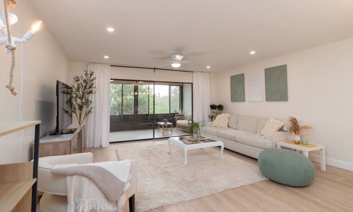 South Bradenton Condo | LAKE VIEWS! GORGEOUSLY UPDATED! 1700 total sqft with OVERSIZED LANAI!
