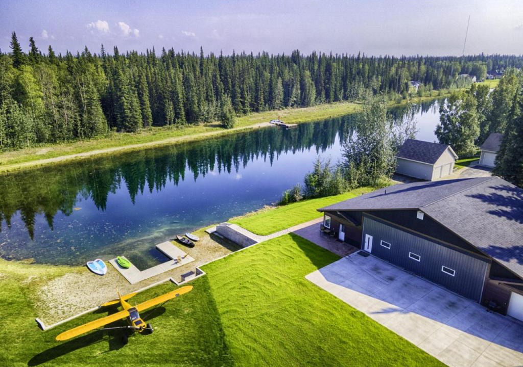 North Pole Apartment | Lakefront Aviators Aurora Retreat