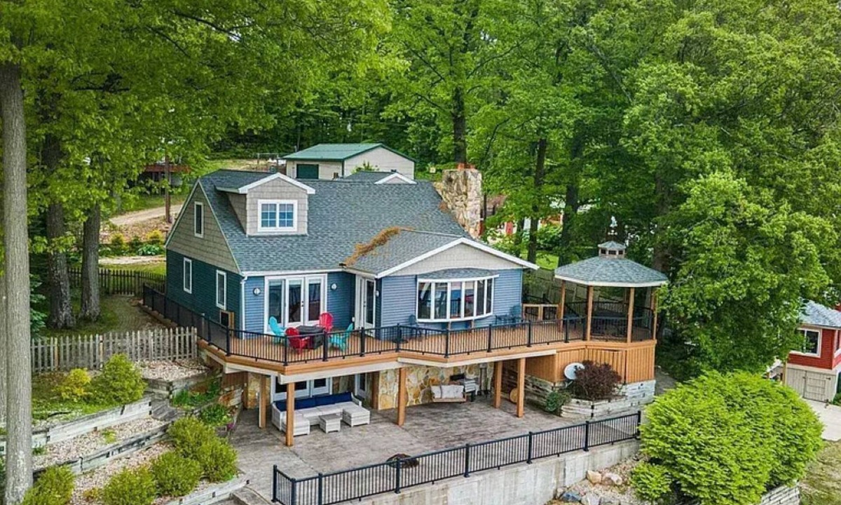 Six Lakes House | Lakefront Charming House at Six Lakes with AC and Heat/4 Guest