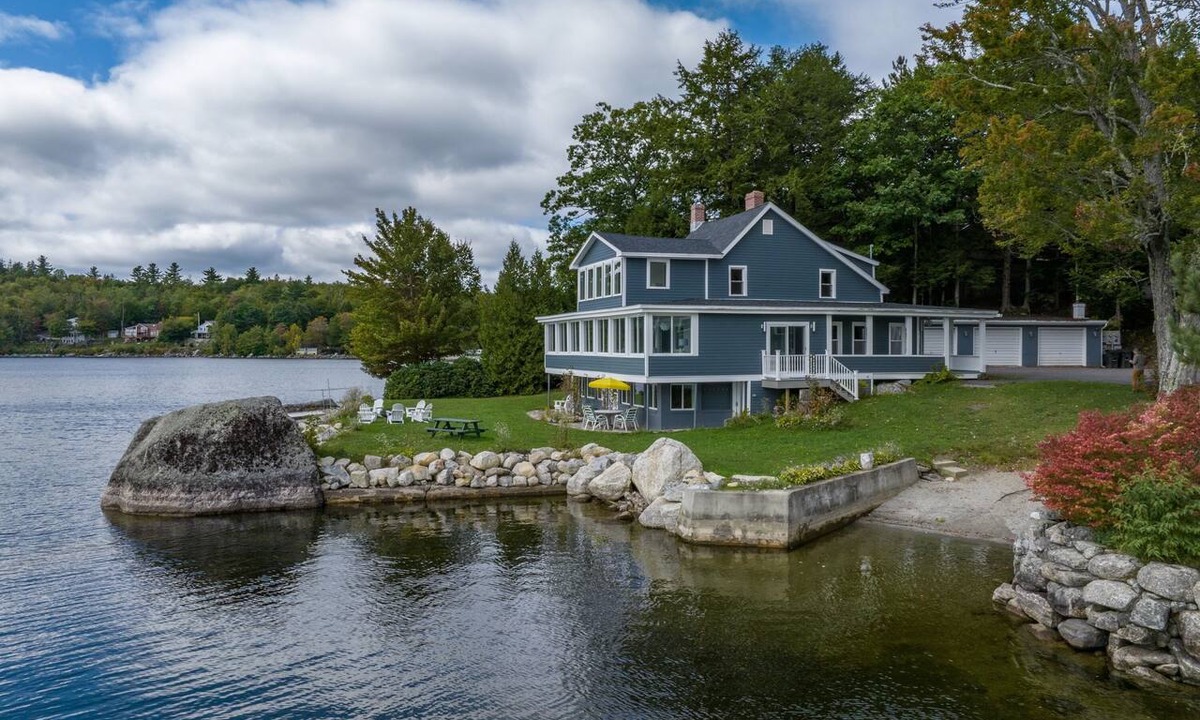 Dedham House | Lakefront for 15, private beach and dock