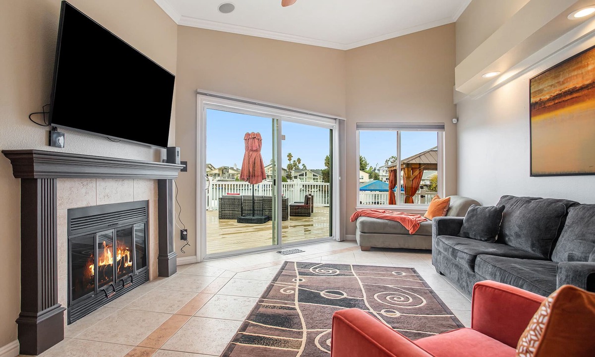 Discovery Bay House | Lakefront Gem Boat Rental Sleeps 8 people