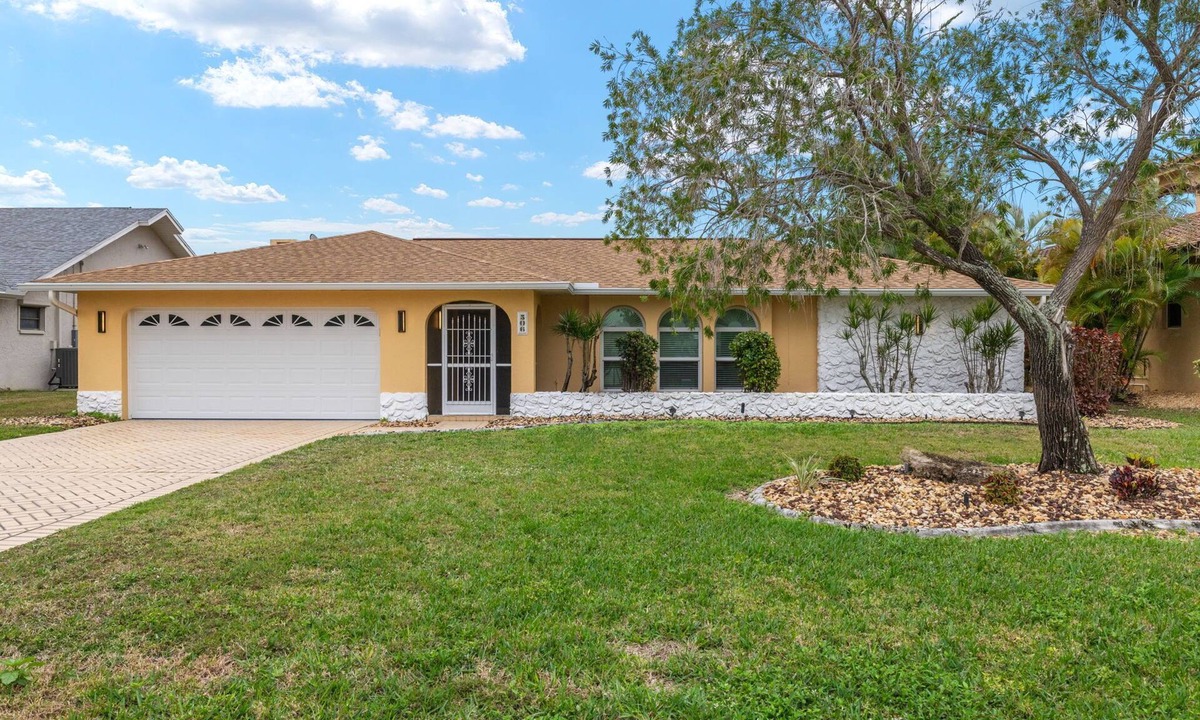 Eight Lakes House | Lakefront Paradise Retreat 8 Lakes Neighborhood