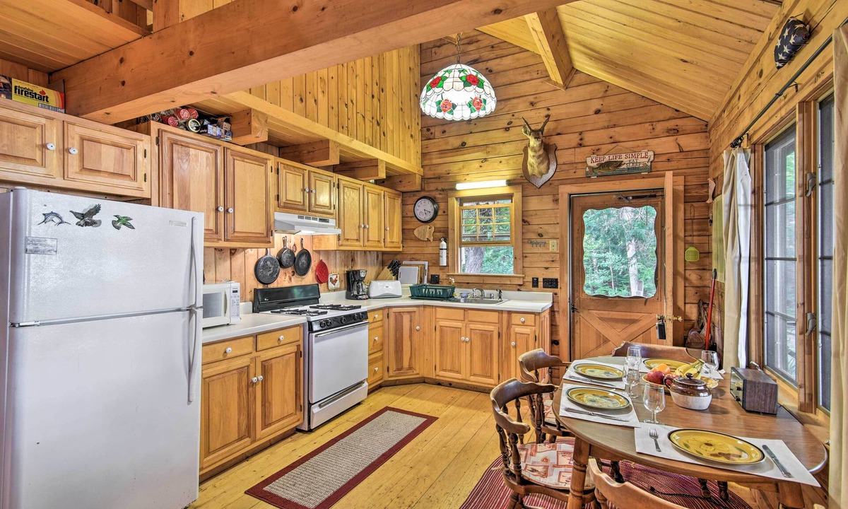 Guilford Cabin | Lakeside Livin’: Cozy Cabin Steps to Sebec Lake!