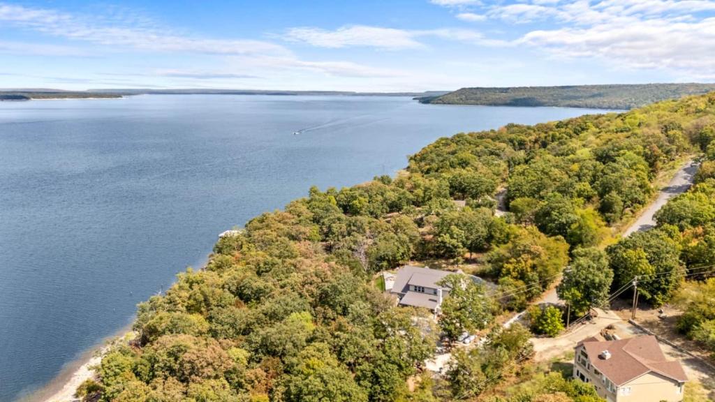 Longtown House | Lakeside Oasis
