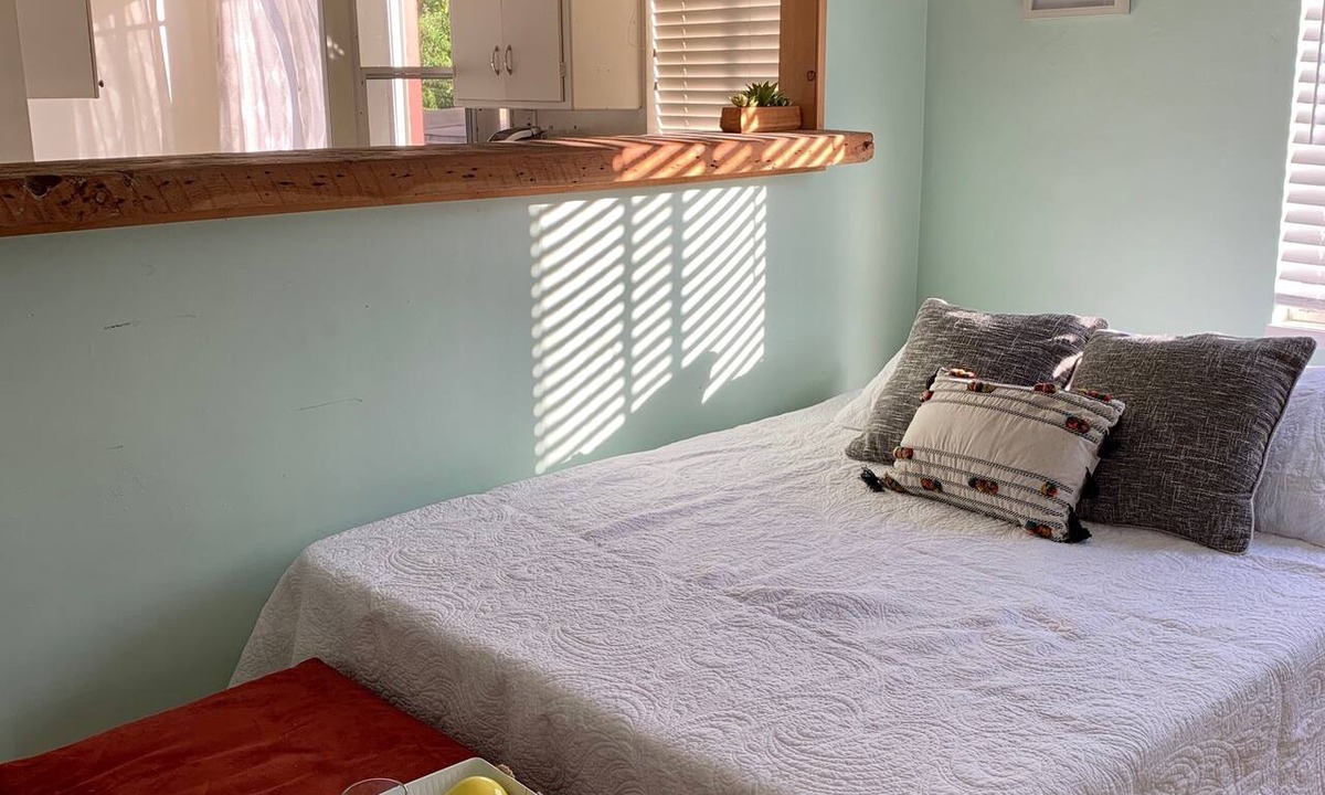 Oakland House | Large bright studio on hillside