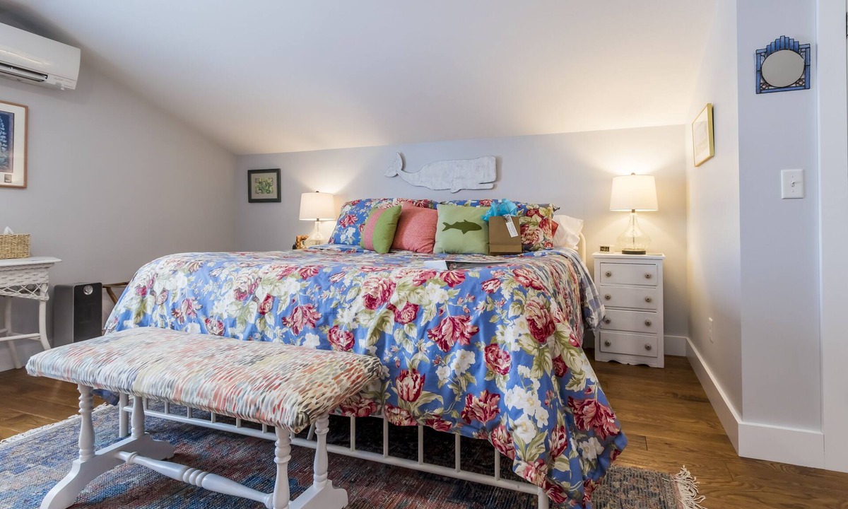 Brunswick Apartment | Large suite/private bath/private entrance on quiet street near Thomas Bay