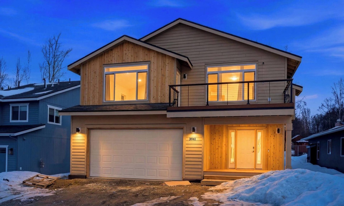 Sand Lake House | LE11: 4-bedroom 3full bathroom house in gorgeous Anchorage neighborhood